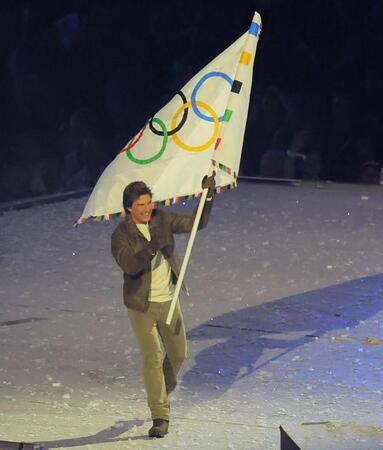 五輪旗を振るトム・クルーズ