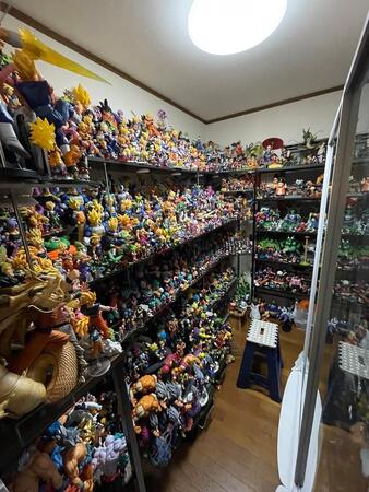 ドラゴンボールグッズが1700体以上が並べられているコレクション部屋（哲学者ゲリノビッチさんのXより）