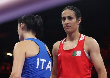 パリ五輪のボクシング女子66キロ級2回戦で勝利を飾ったイマネ・ケリフ（ロイター）