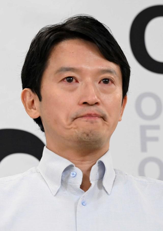 涙ぐむ斎藤元彦兵庫県知事