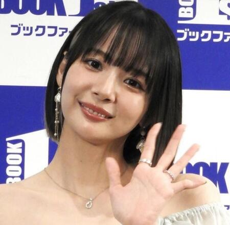 “役満ボディ”岡田紗佳ロングヘアーのイメチェン姿にネット「え、かわいい」「圧倒的美」「新鮮」の声