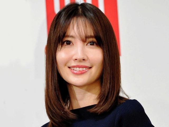 小嶋陽菜、9年ぶりの健康美あふれる「ふわもち」カット アイドル