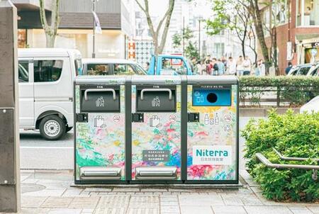 株式会社フォーステックが東京・表参道沿いの歩道に34台設置、提供しているIoTスマートゴミ箱「SmaGO」（スマゴ）。描かれたアートは⽇本特殊陶業株式会社と株式会社ヘラルボニ－の⽀援､連携で実施した｢スマートアクションプロジェクト｣によるもの