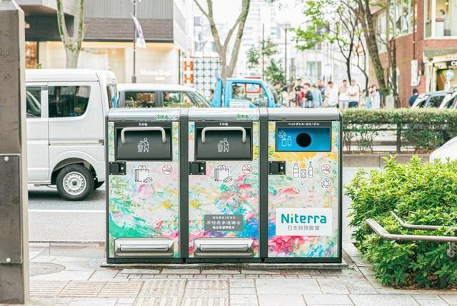 株式会社フォーステックが東京・表参道沿いの歩道に34台設置、提供しているIoTスマートゴミ箱「SmaGO」（スマゴ）。描かれたアートは⽇本特殊陶業株式会社と株式会社ヘラルボニ－の⽀援､連携で実施した｢スマートアクションプロジェクト｣によるもの