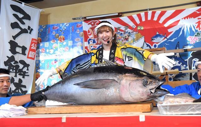 40キロのマグロを前に笑顔のアンジュルム・川村文乃＝東京・月島の「おしお 和」