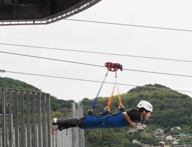 スタジアム上空を滑走するジップライン