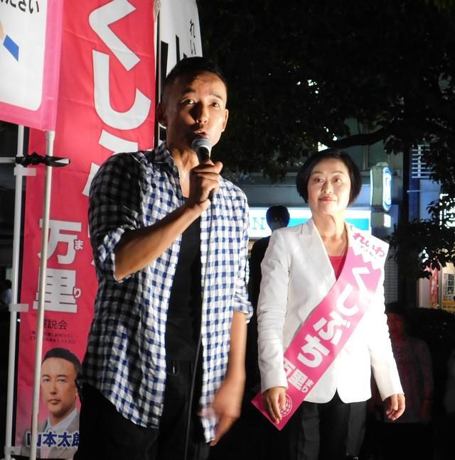 演説する山本太郎氏（左）と櫛渕万里氏＝東京・JR平井駅前