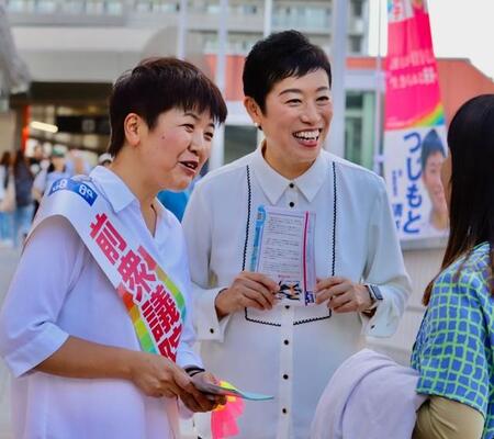 立憲民主党の尾辻かなこ氏（左）と辻本清美氏