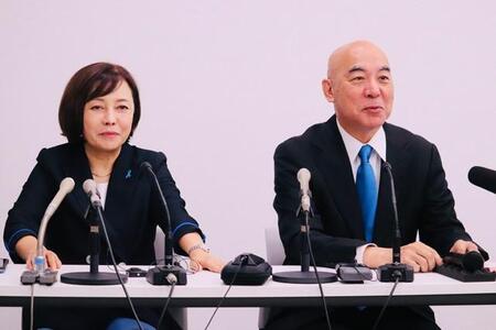 笑いも出るリラックスムードで開票を迎える有本香氏（左）、百田尚樹氏