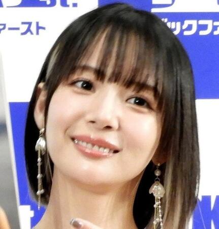 役満ボディ・岡田紗佳のセーラー服姿に「可愛い過ぎる～」「まだいけるね」「同級生になりちゃい」の声