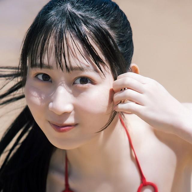 SKE48 井上瑠夏 大胆初写真集の未使用カットにドキッ！赤と黒の挑発的