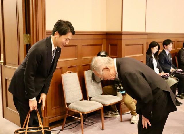 斎藤元彦知事の到着を待つ兵庫県相生市の谷口芳紀市長