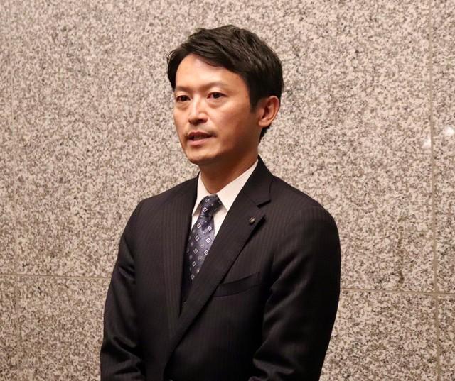 県・市町懇話会後、取材に応じる兵庫県の斎藤元彦知事