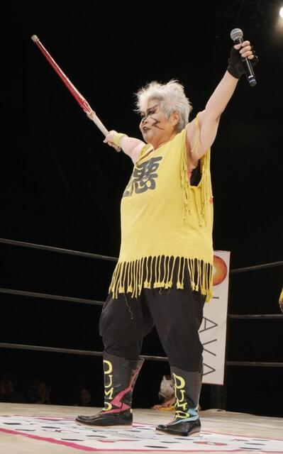 ダンプ松本 極悪 極悪女王”ダンプ松本が「こいつを昔の俺みたいにしたいんだ」と後継者