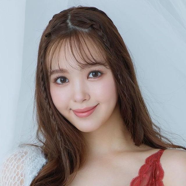 藤田ニコル 新作ランジェリーの魅力を自ら体現 情熱の赤！花をかたどっ