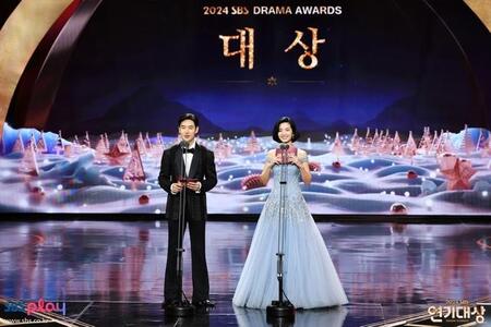 イ・ジェフン（左）、キム・テリ（© SBS & SBSi. All rights reserved.）