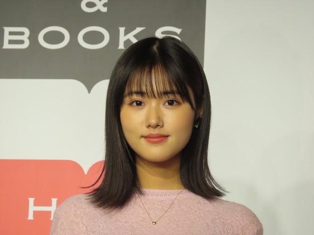 初写真集「はなのいろ」発売記念イベントに姿を見せた原菜乃華