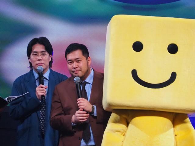 「e日本シリーズ」に参加した令和ロマン・高比良くるま（左）と松井ケムリ。右端はプロスピ公式キャラの「調子くん」