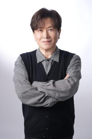 古希を迎えた声優の三ツ矢雄二。70歳からの新たな挑戦に「小説執筆とジャズボーカル」を掲げた