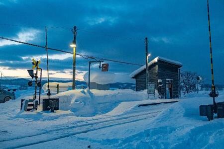 JR留萌本線・真布駅の風景　一人旅研究会さんのX（@hitoritabiken）より＝2023年1月8日午後4時40分撮影