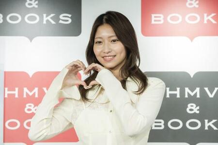 1st写真集「SHY」発売記念イベントを行った山下エミリー