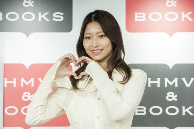 1st写真集「SHY」発売記念イベントを行った山下エミリー