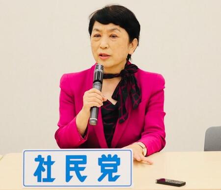 国会内で定例会見に臨んだ社民党の福島瑞穂党首