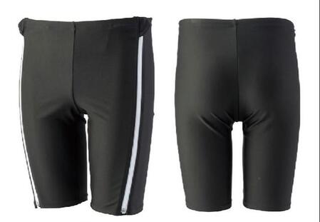 今年１月に新発売された「座ったままでも脱げる水着」の男性用。左が前部、右が後部。サイドの白い線がファスナーだ