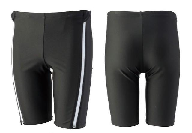 今年１月に新発売された「座ったままでも脱げる水着」の男性用。左が前部、右が後部。サイドの白い線がファスナーだ