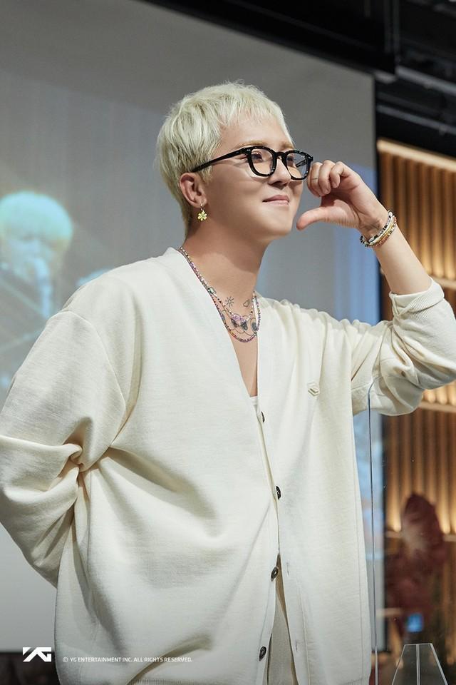 ファンに愛嬌ポーズを見せるソン・ミンホ（出典：WINNER SNS）