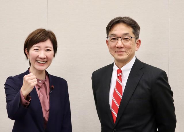 佃克彦弁護士（右）とともに「完全勝利」と喜ぶれいわ新選組の大石晃子共同代表＝2024年3月13日