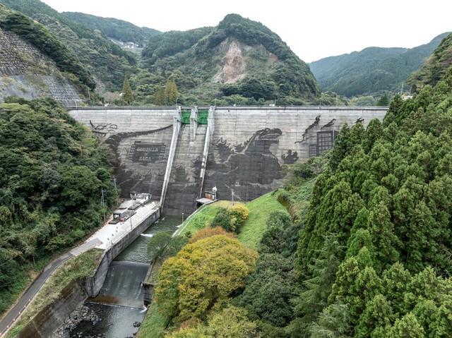 岩屋川内ダムの「ゴジラ」ダムアート＝2024年11月、佐賀県嬉野市内 TM & © TOHO CO., LTD.（提供・ケルヒャー ジャパン）