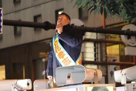 大阪・梅田で千葉県知事選の街頭演説を行った立花孝志氏