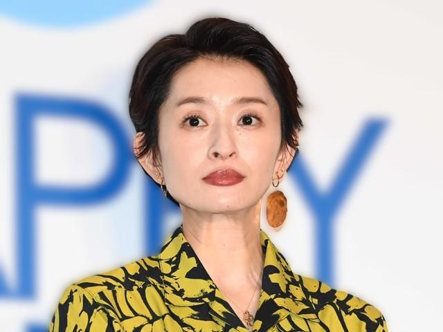島袋寛子　スエットセットアップ　缶バッチ4個付き まるで別人！島袋寛子が激レアなメガネ姿披露 すっぴん!?と共演者も