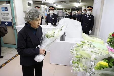 地下鉄サリン事件から30年となり、東京メトロ霞ケ関駅で献花する高橋シズヱさん＝20日午前、東京都千代田区（代表撮影）提供／共同通信社