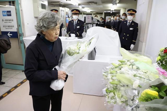 地下鉄サリン事件から30年となり、東京メトロ霞ケ関駅で献花する高橋シズヱさん＝20日午前、東京都千代田区（代表撮影）提供／共同通信社