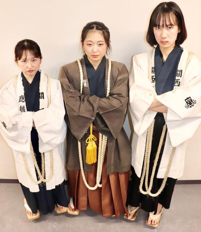 関西大学応援団の（左から）米田晴香さん、松山小夏さん、楠田梨乃さん