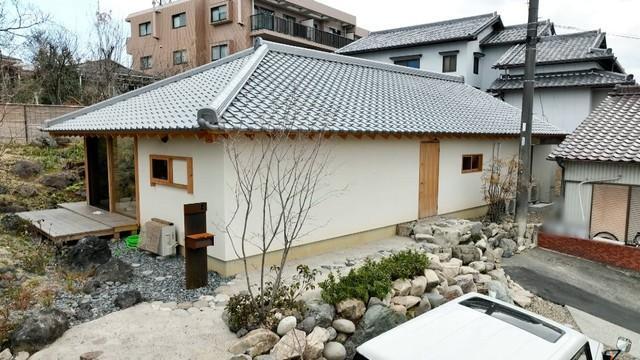 道路から約40メートル坂を上がった先にある、機能性も備えた木の家＝「住人十色」4月5日放送回より（写真提供：MBS）