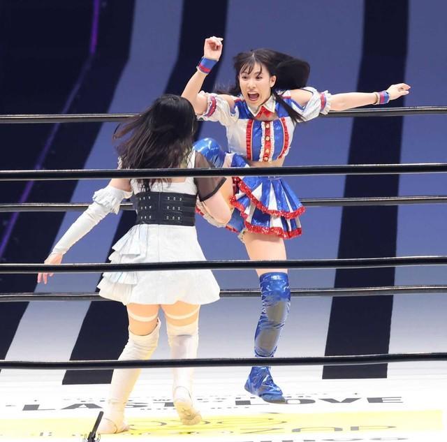 2023年、辰巳リカ（左）にキックを見舞う荒井優希＝東京ドーム