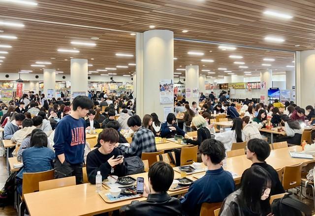 関大生でにぎわう千里山キャンパスの関西大学生協食堂「ディノア」