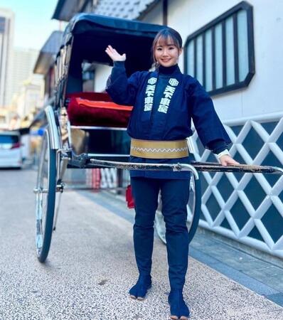 “車夫DJ”として話題になった関森ありささん。今年から運営会社の「浅草店長」に就任し、後進を育成する（本人提供）