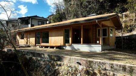 古民家を目指して新築した草屋根の家＝「住人十色」4月12日放送回より（写真提供：MBS）