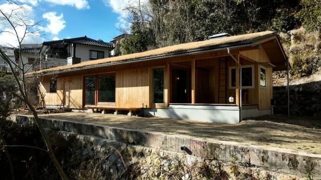 古民家を目指して新築した草屋根の家＝「住人十色」4月12日放送回より（写真提供：MBS）