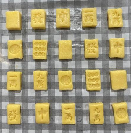 麻雀牌を模したクッキーに再び挑戦！焼く前はデザインがきれいに見える／「蘇芳またたび」さんのX（@horoyoimatatabi）より＝2025年4月12日投稿