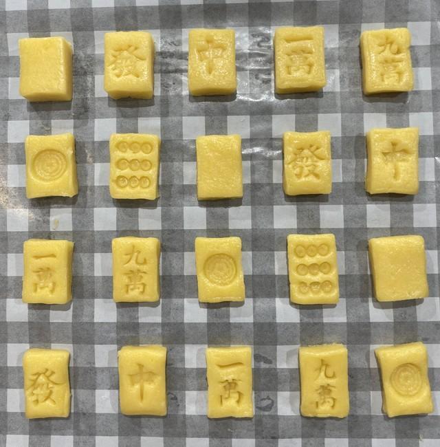 麻雀牌を模したクッキーに再び挑戦！焼く前はデザインがきれいに見える／「蘇芳またたび」さんのX（@horoyoimatatabi）より＝2025年4月12日投稿