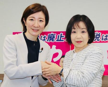 神戸市内で会見したれいわ新選組の大石晃子共同代表（左）と米村明美氏