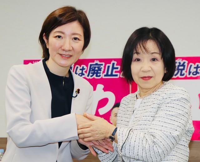 神戸市内で会見したれいわ新選組の大石晃子共同代表（左）と米村明美氏