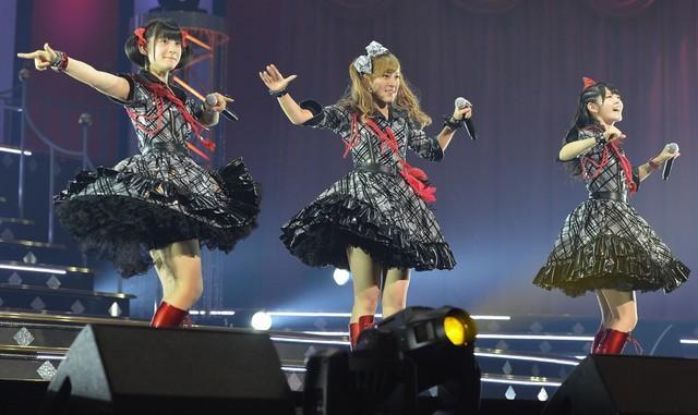 Buono!の（左から）嗣永桃子さん、夏焼雅、鈴木愛理＝2012年6月撮影