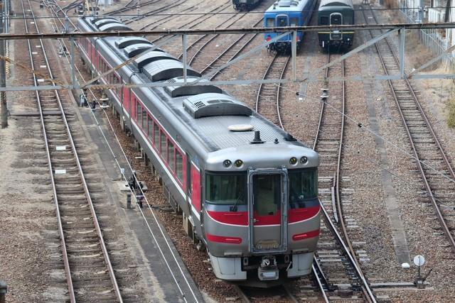 １つ目のポイント・歩道橋の上から見える『はまかぜ』の入れ替え