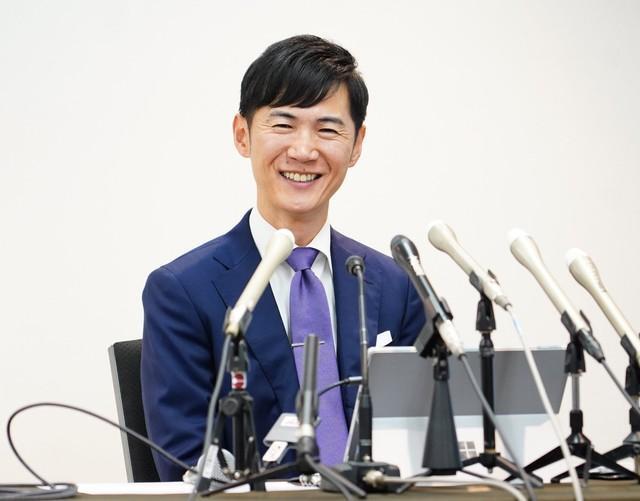 会見で笑顔を見せる石丸伸二氏